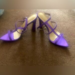 NWOT Pretty purple heel never worn